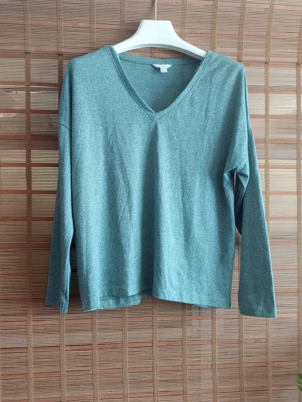 Relaxed V-Neck Long Sleeve Sweater in Teal Green